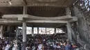 Di Khan Yunis dan Rafah, ribuan umat Muslim melaksanakan salat di antara reruntuhan masjid. (Omar AL-QATTAA/AFP)