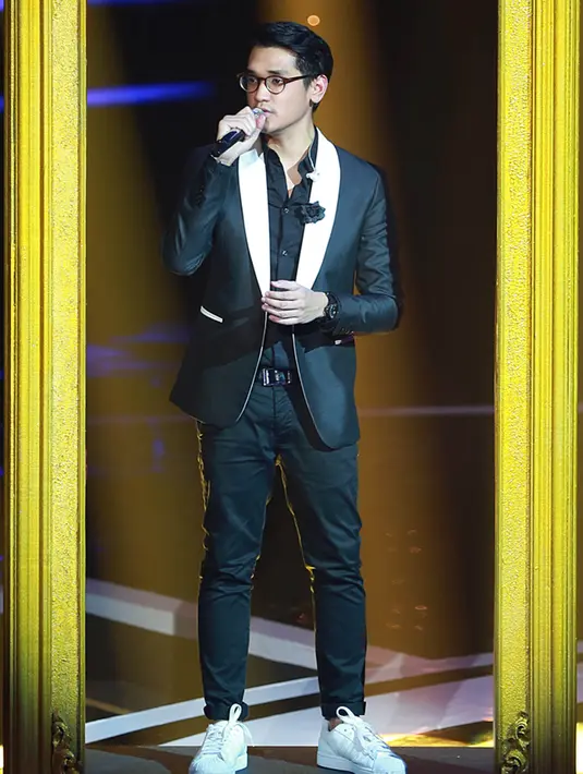 Afgan membuka konsernya dengan lagu ‘Katakan Tidak’ ditemani penari cantik. Lagu yang di aransemen ulang ini terlihat baru dan segar. (Deki Prayoga/Bintang.com)