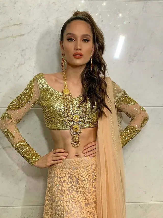7 Potret Menawan Cinta Laura Pamer Perutnya yang Sixpack
