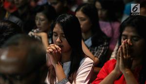Umat Kristen Katolik terlihat khusyuk berdoa saat mengikuti Misa Pontifikal Natal di Gereja Katedral, Jakarta, Senin (25/12). (Liputan6.com/Faizal Fanani)