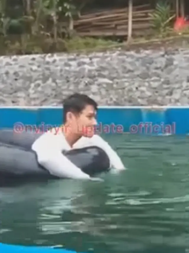 Lesti Kejora dan Rizky Billar berenang bareng (Instagram/rumpi_gosip)