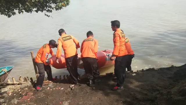 SAR gabungan mencari keberadaan bayi yang turut menjadi korban saat ibunya bunuh diri di Sungai Serayu. (Foto: Liputan6.com/Basarnas POS SAR Cilacap/Muhamad Ridlo)