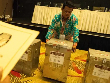 Petugas mengambil berita acara seusai rekapitulasi penghitungan suara tingkat kota Pemilihan Gubernur dan Wakil Gubernur DKI Jakarta putaran dua di Ancol, Jakarta, Kamis (27/4). (Liputan6.com/Gempur M. Surya)
