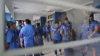 Pemain Persib berkumpul di lobi Mess Persib sebelum berangkat ke Jakarta, Jumat (16/10/2015). (Bola.com/Vitalis Yogi Trisna)