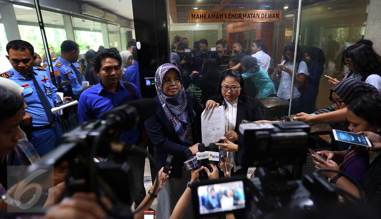 Lingkaran Aku Cinta Indonesia (LACI) menunjukkan surat pelaporan Wakil Ketua DPR Fahri Hamzah di Mahkamah Kehormatan Dewan (MKD), Jakarta, Senin (30/1). Fahri dilaporkan lantaran menyebut TKI sebagai babu dalam akun Twitternya. (Liputan6.com/Johan Tallo)