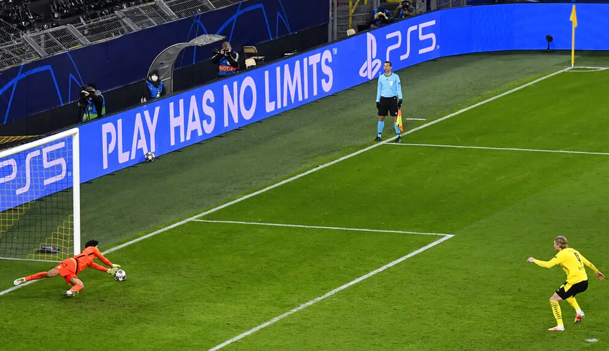 Penjaga gawang Sevilla Yassine Bono (kiri) melakukan penyelamatan terhadap upaya penalti penalti pemain Borussia Dortmund Erling Haaland pada pertandingan leg kedua babak 16 besar Liga Champions di Dortmund, Jerman, Selasa (9/3/2021). Laga berakhir imbang 2-2. (AP Photo/Martin Meissner, Pool)