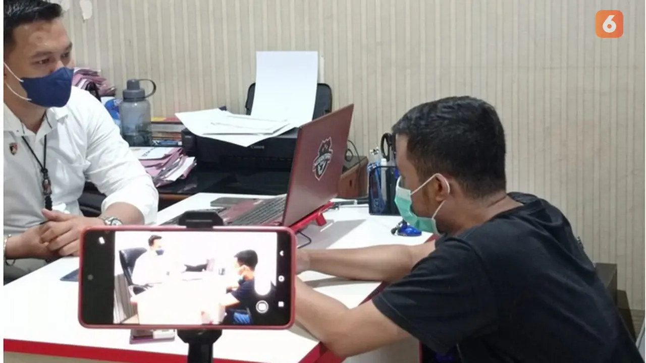 Mahasiswa UNG saat dilakukan interogasi oleh penyidik Polres Gorontalo Kota (Arfandi/Liputan6.com)