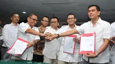Empat kandidat bakal calon gubernur DKI bersalaman saat proses penjaringan Calon Gubernur (Cagub) DKI Jakarta oleh Partai Gerindra di Hotel Sari Pan Pasific, Jakarta, (27/1). Gerindra mengusung 4 nama di Pilgub DKI 2017. (Gempur M Surya/Liputan6.com)