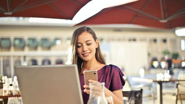 Ilustrasi laptop dan smartphone | Andrea Piacquadio dari Pexels