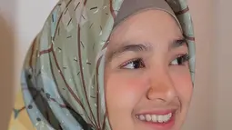 Pemilik nama lengkap Cut Syifa Hanasalsabila memang terlihat begitu menawan saat berhijab. Terlebih, perempuan berusia 21 tahun ini tersenyum yang membuat parasnya semakin terlihat meneduhkan. (Liputan6.com/IG/@cutsyifaa)