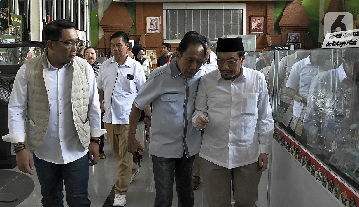 Pasangan bakal calon gubernur dan wakil gubernur DKI Jakarta, Ridwan Kamil (kiri) bersama Suswono (kanan) berbincang dengan mantan Gubernur DKI Jakarta Sutiyoso (tengah) di Museum Bang Yos, Jatikarya, Bekasi, Jawa Barat, Kamis (12/9/2024). (Liputan6.com/Herman Zakharia)