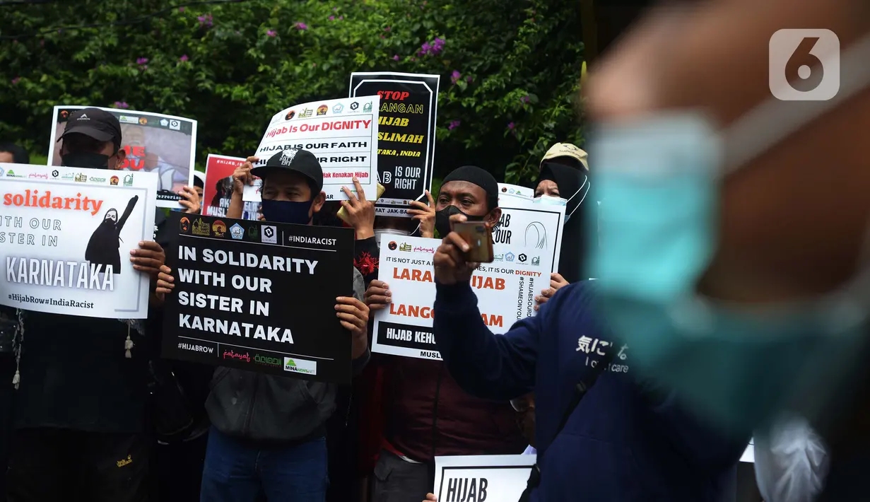 Aksi damai untuk mendukung muslimah India di depan Kedutaan Besar India, Jakarta, Selasa (22/2/2022). Aksi ini merupakan dukungan dan pembelaan kepada pelajar dan mahasiswa muslim di India terkait pelarangan menggunakan hijab dan persekusi. (merdeka.com/Imam Buhori)
