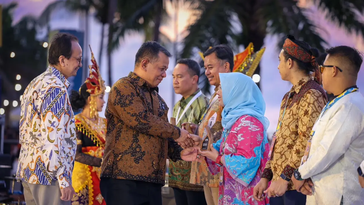 Wakil Menteri Usaha Mikro, Kecil dan Menengah (UMKM) Helvi Yuni Moraza di Puncak Apresiasi MikroeX Summit 2024 di Bali, Kamis (14/11/2024). (Tasha/Liputan6.com)