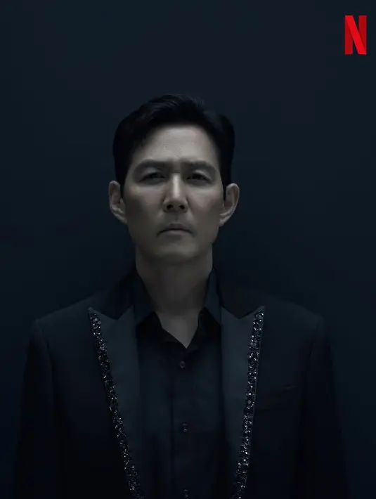 Lee Jung-jae kembali berperan sebagai Gi-hun yang merupakan Pemain 456. Ia tampil mengenakan jas hitam dengan aksen beads di bagian kerah dipadukan inner kemeja hitam.[@netflixkr]