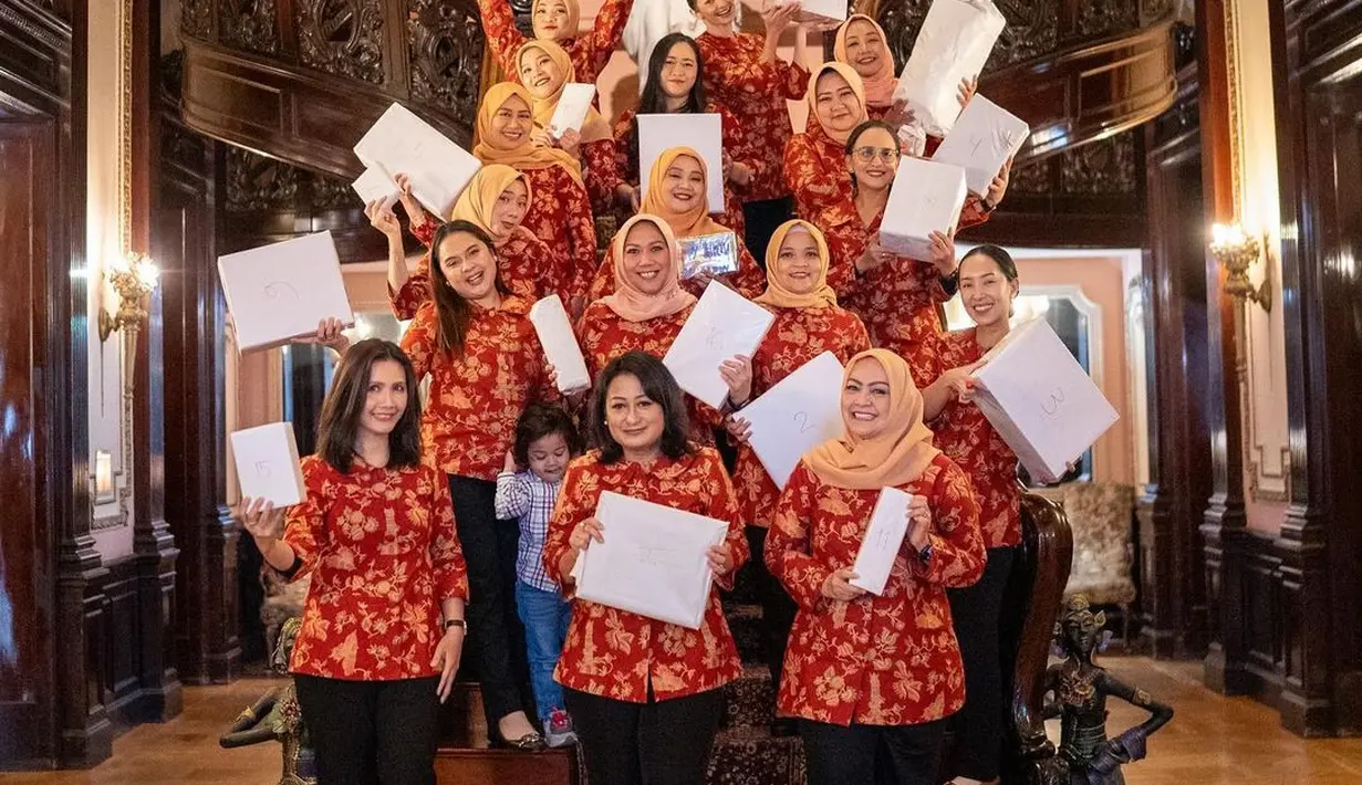 Istri Molen Kasetra itu tampak anggun dibalut baju batik warna merah-kuning. Baju tersebut ia padukan bersama celana panjang warna hitam. Penampilannya dilengkapi dengan pulasan makeup flawless dan tatanan rambut sleek updo. [@enzystoria]