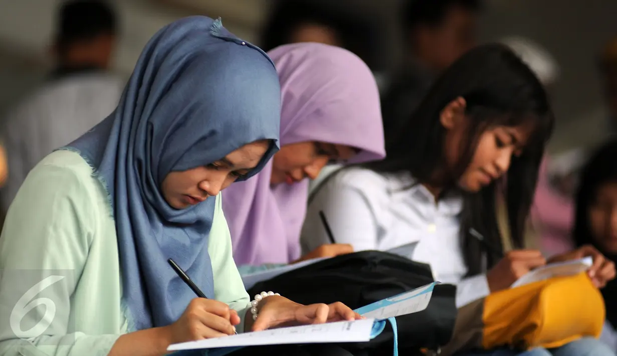 Sejumlah pelamar mengisi berkas lamaran saat menghadiri Job for Career di Stadion Gelora Bung Karno Jakarta, Rabu (30/9/2015). Tingginya angka pencari kerja menjadikan bursa kerja ramai peminat. (Liputan6.com/Helmi Fithriansyah)