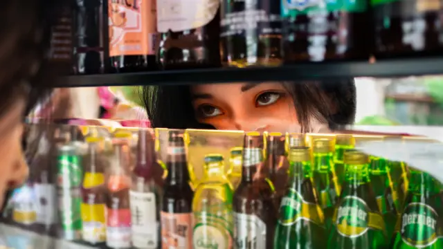 Model China Membela Diri karena Dandanan Mata Sipitnya dalam Iklan Dikritik Publik