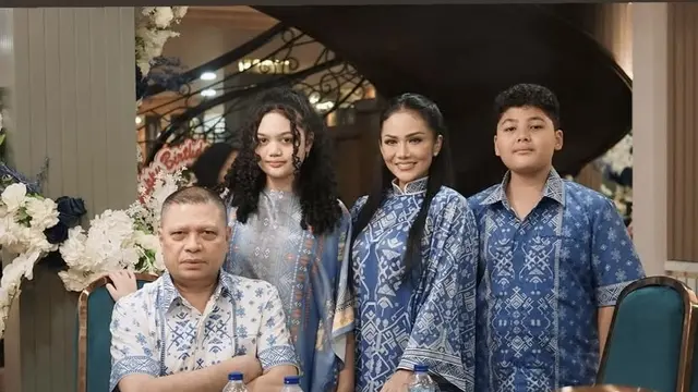Krisdayanti di hari ulang tahun Anang Hermansyah. [@krisdayantilemos]