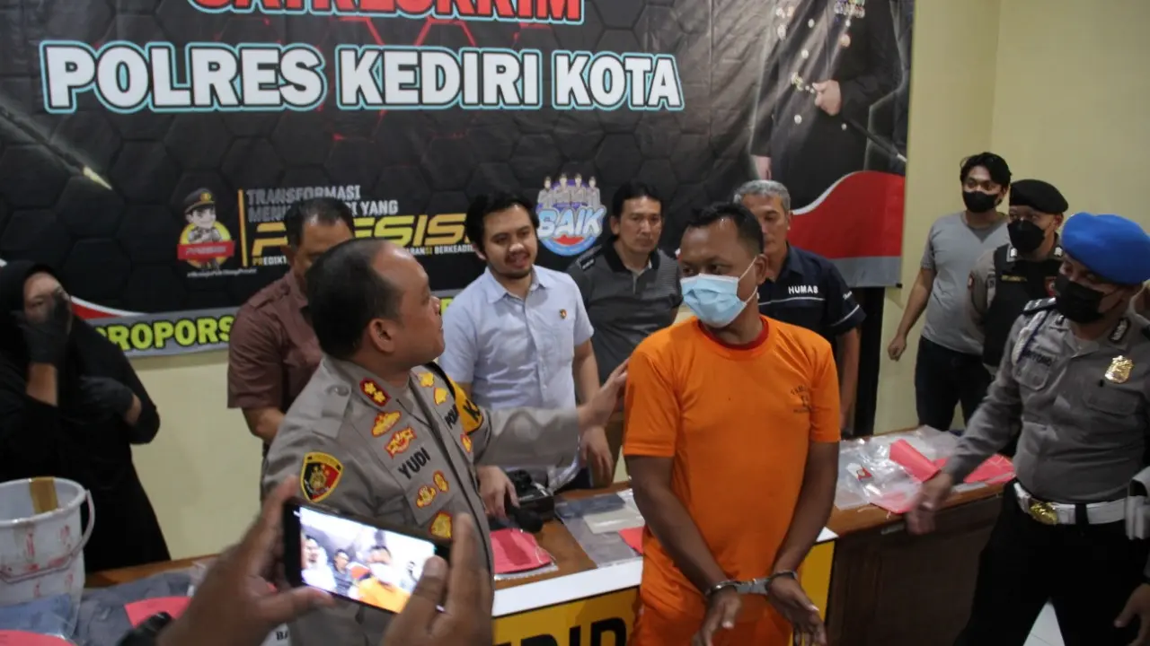 Pelaku perampokan Bank BPR di Kediri digelandang ke kantor polisi. (Dian Kurniawan/Liputan6.com)