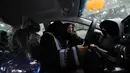 Perempuan Arab Saudi menjajal mobil saat mengunjungi showroom mobil khusus wanita di kota pelabuhan Laut Merah, Jeddah, Kamis (11/1). Showroom ini juga menawarkan solusi pembiayaan bagi perempuan yang akan membeli mobil tersebut. (Amer HILABI/AFP)