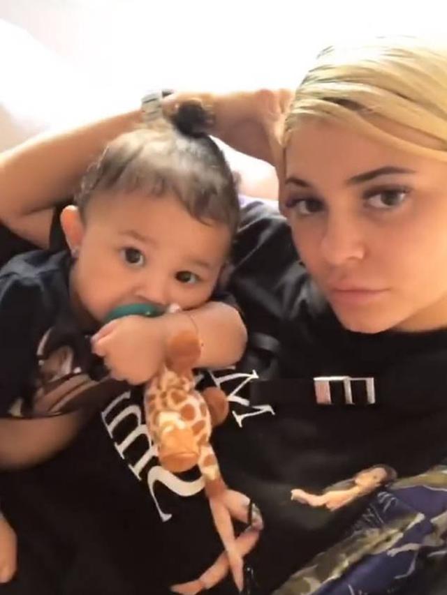 [Bintang] Kylie Jenner - Stormi