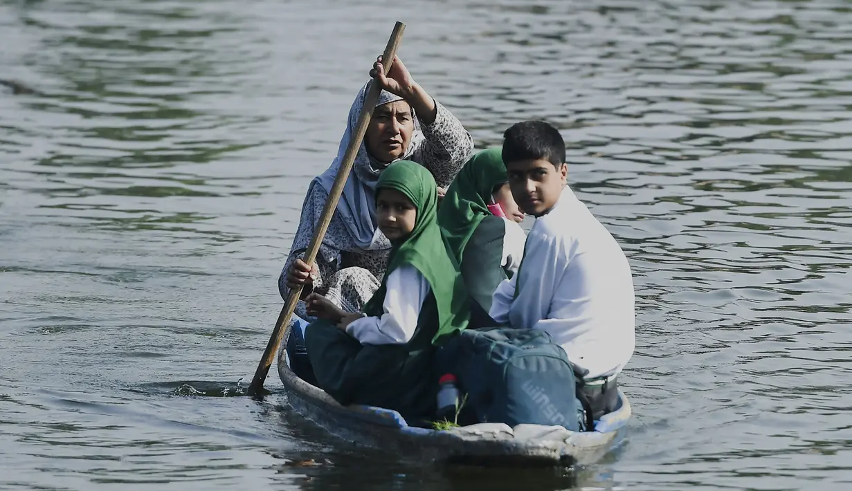 <p>Seorang pria mendayung perahu selama jam sekolah di Danau Dal di Srinagar, India, Rabu (11/5/2022). Danau terbesar di negara bagian tersebut penting untuk kegiatan perikanan, perairan, rekreasi, dan pariwisata. (TAUSEEF MUSTAFA / AFP)</p>