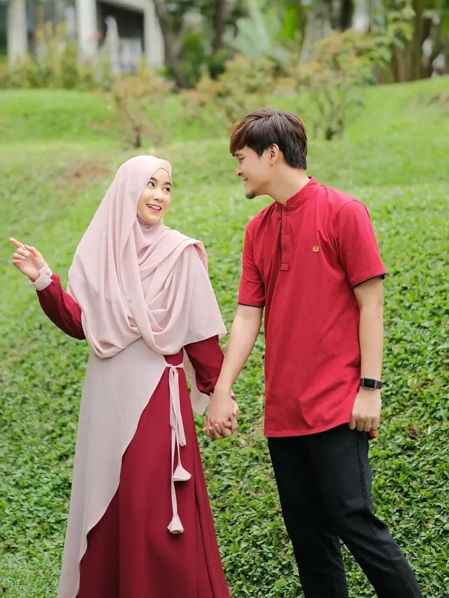 7 Potret Anisa Rahma dan Anandito Pakai Baju Couple, Kompak Banget