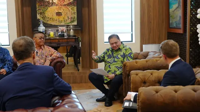 Menteri Koordinator Bidang Perekonomian RI Airlangga Hartarto menerima kunjungan UK Trade Commissioner for Asia Pacific Martin Kent. (Dok Kemenko Perekonomian)