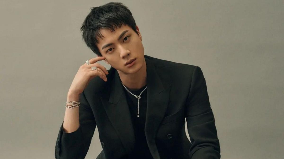 Jin BTS Jadi Relawan Korban Kebakaran Hutan di Korea, Berbagi Makanan untuk Para Pengungsi