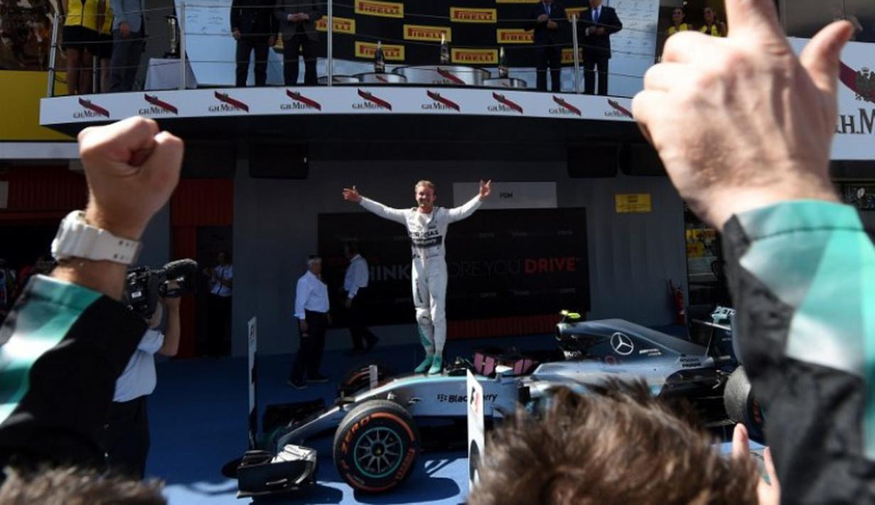 Nico Rosberg bergembira di atas mobilnya. (AFP/Tom Gandolfini)