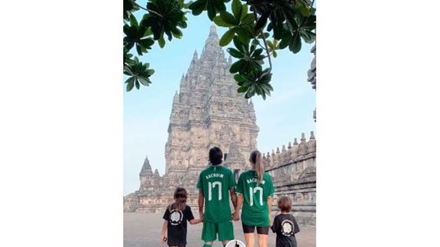5 Momen Seru Irfan Bachdim Main TikTok Sekeluarga di Candi Prambanan, Kompak