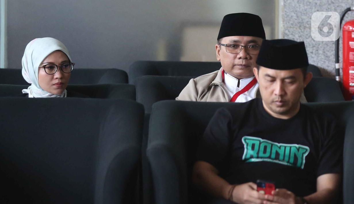 Ia juga tercatat telah tiga kali diperiksa sebagai saksi sebelum ditetapkan sebagai tersangka, yakni pada Selasa 16 Desember 2025; Senin 1 September 2024; dan Kamis 7 Agustus 2025. Tampak dalam foto, mantan Menteri Agama, Yaqut Cholil Qoumas (tengah) sesaat sebelum menjalani pemeriksaan di gedung Merah Putih Komisi Pemberantasan Korupsi (KPK), Jakarta, Kamis (12/3/2026). (Liputan6.com/Helmi Fithriansyah)