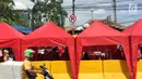 Tenda pedagang kaki lima berdiri di Jalan Jati Baru Raya, Jakarta, Jumat (22/12). Terkait penataan PKL, Pemprov DKI Jakarta mulai menutup sepanjang jalan di depan Stasiun Tanah Abang pukul 08.00-18.00 WIB. (Liputan6.com/Immanuel Antonius)