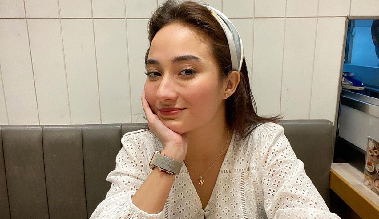 Busana kasual yang digunakan oleh wanita kelahiran 20 September 1996 ini juga bisa ditiru untuk hangout. Dirinya pun menambahkan bandana pada penampilannya senada dengan jam tangan yang digunakan. (Liputan6.com/IG/@naonomnom)