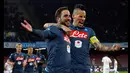 Penyerang Napoli, Gonzalo Higuain merayakan selebrasi bersama Marek Hamsik usai mencetak gol kegawang Inter Milan pada laga serie A di stadion San Paolo, Italy (8/3/2015).  Napoli bermain imbang 2-2 dengan Inter Milan. (Reuters/Ciro De Luca)