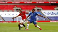 Gelandang Manchester United, Bruno Fernandes, berebut bola dengan pemain Chelsea, Reece James, pada laga Piala FA di Stadion Wembley, Minggu (19/7/2020). Chelsea menang dengan skor 3-1. (AP/Alastair Grant, Pool)