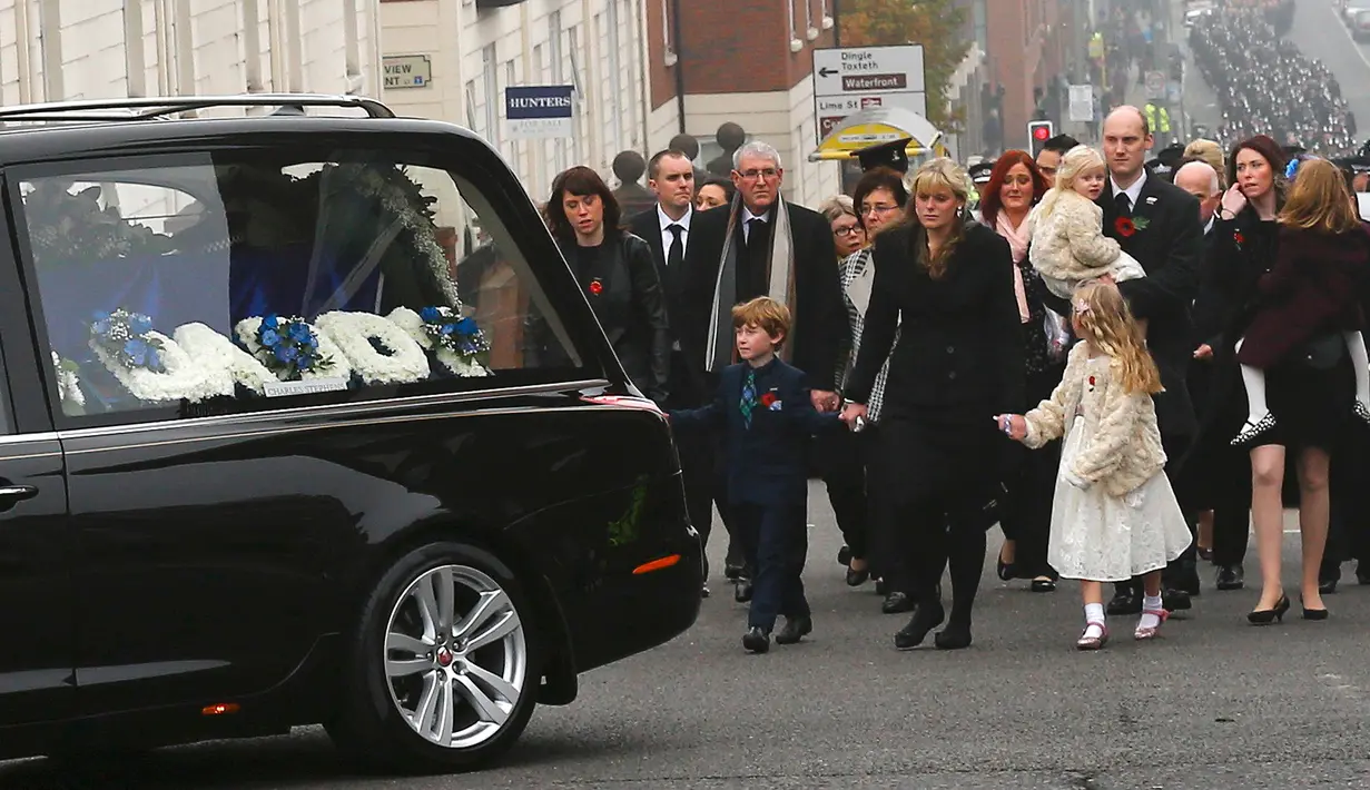 Keluarga Dave Phillips (depan) saat ikut dalam upacara pemakaman di Gereja Anglican, Liverpool, Inggris, Senin (2/11/2015). Upacara pemakaman dilakukan sebagai penghormatan untuk Dave Phillips. (REUTERS/Darren Staples)