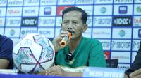 Pelatih Persikabo, Djadjang Nurdjaman dalam sesi konferensi pers menjelang laga kontra Bhayangkara FC, Senin (22/8/2022). (Bola.com/Nandang Permana)