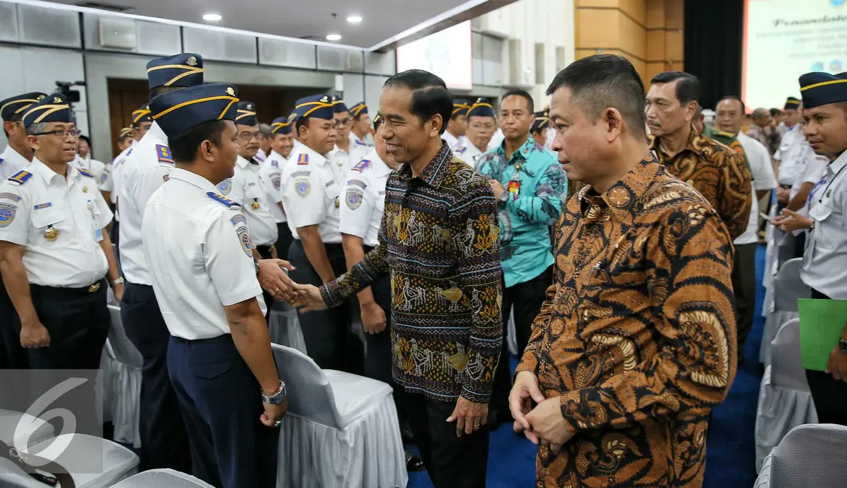 Presiden Joko Widodo (kiri) didampingi Menteri Perhubungan Ignasius Jonan menyapa para pegawai usai penandatanganan 12 Kontrak Kegiatan Strategis Kemenhub 2016 di Gedung Perhubungan, Jakarta, Senin (18/1). (Liputan6.com/Faizal Fanani)