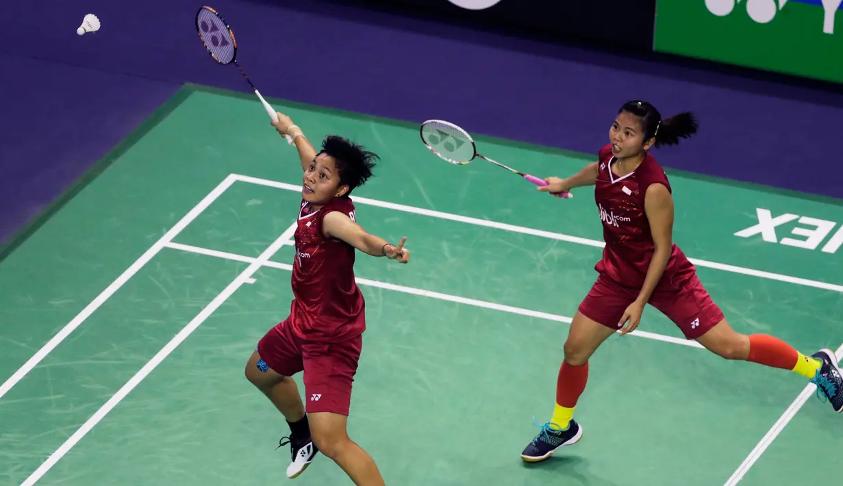 Pebulutangkis ganda putri Indonesia Apriyani Rahayu (kanan) dan Greysia Polii saat bertanding melawan Lee So Hee dan Shin Seung Chan (Korea Selatan) di final Prancis Terbuka 2017 di Stadion Coubertin, Paris (29/10). (AFP Photo/Thomas Samson)
