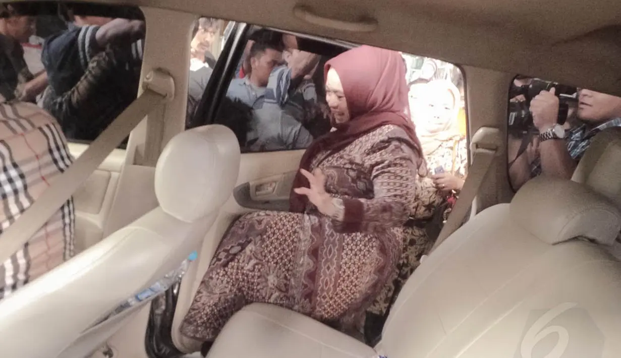 Usai pemeriksaan, Ratu Siti Romlah bergegas meninggalkan gedung KPK menuju mobilnya, Jakarta, Selasa (12/8/14). (Liputan6.com/Faizal Fanani) 