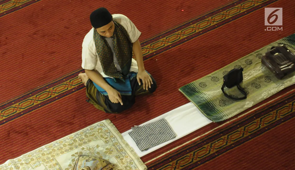 Umat muslim melakukan salat pada hari ke-28 bulan suci Ramadan di Masjid Istiqlal, Jakarta, Selasa (12/6). Sejumlah umat muslim meningkatkan ibadah mereka dengan itikaf di Masjid Istiqlal jelang berakhirnya Ramadan. (Liputan6.com/Helmi Fithriansyah)