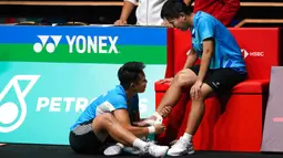 Reaksi Siti Fadia Silva Ramadhanti (kanan) dan Apriyani Rahayu saat memutuskan mundur melawan China Chen Qing Chen dan Jia Yi Fan pada pertandingan semifinal ganda putri turnamen bulu tangkis Malaysia Open 2023 di Bukit Jalil Axiata Arena, Kuala Lumpur, Malaysia, Sabtu (14/1/2023). Apriyani Rahayu/Siti Fadia Silva Ramadhanti gagal mengamankan tiket final Malaysia Open 2023 setelah sepakat untuk mengakhiri laga lebih dulu karena Fadia mengalami cedera. (AP Photo/Kien Huo)