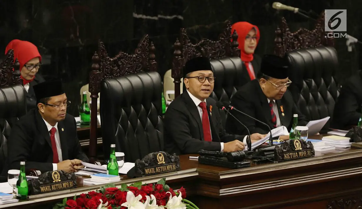 Ketua MPR Zulkifli Hasan saat memberikan pidato dalam Sidang Tahunan MPR RI Tahun 2017 di Gedung Parlemen Senayan, Jakarta, Rabu (16/08). (Liputan6.com/Johan Tallo)