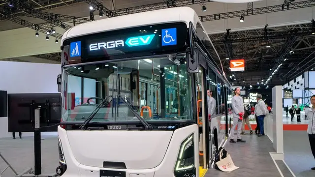 Mengusung teknologi fuel cell Toyota, bus ini hanya menghasilkan uap air sebagai emisi, menjadikannya transportasi publik bebas polusi (Autoindustriya)