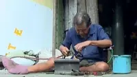 Seorang kakek di bilangan Kebayoran Baru, Jakarta Selatan, pantang menyerah bekerja sebagai tukang las di usianya yang kian senja. (Liputan 6 SCTV)