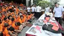 Tersangka dan barang bukti dihadirkan saat rilis hasil Operasi Sikat Jaya 2019 di Mapolda Metro Jaya, Jakarta, Senin (25/11/2019). Dari 3.314 orang terduga pelaku kejahatan, 574 ditahan, 22 tidak ditahan, dan 2.745 dilakukan pembinaan. (merdeka.com/Iqbal Nugroho)