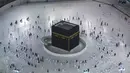 Warga Saudi dan warga asing mengelilingi Ka'bah (tawaf) saat melaksanakan umrah di kompleks Masjidil Haram, kota suci Makkah, Minggu (4/10/2020). Pemerintah Arab Saudi mengizinkan umrah kembali mulai Minggu (4/10) setelah sekitar tujuh bulan ditangguhkan karena pandemi COVID-19. (AFP)