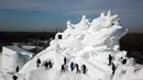 Foto dari udara menunjukkan para pemahat salju mengerjakan patung salju utama di kompleks Pameran Seni Pahatan Salju Internasional Pulau Matahari Harbin ke-33, Harbin, Provinsi Heilongjiang, China, 18 Desember 2020. (Xinhua/Wang Jianwei)