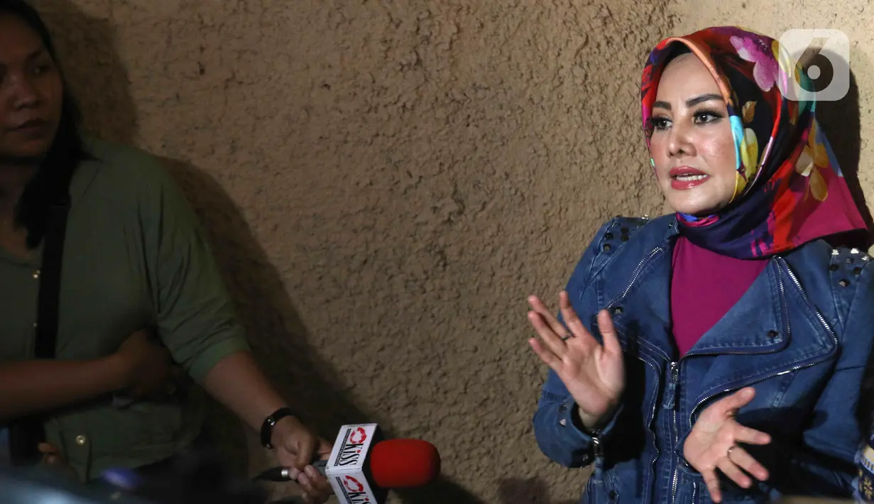 Penyanyi Cici Paramida saat ditemui di kawasan Mampang, Jakarta, Kamis (4/8/2022). Penyanyi Siti Rahmawati atau Siti KDI menjodohkan teman-temannya kepada Cici Paramida untuk dijadikan suami. (Liputan6.com/Herman Zakharia)